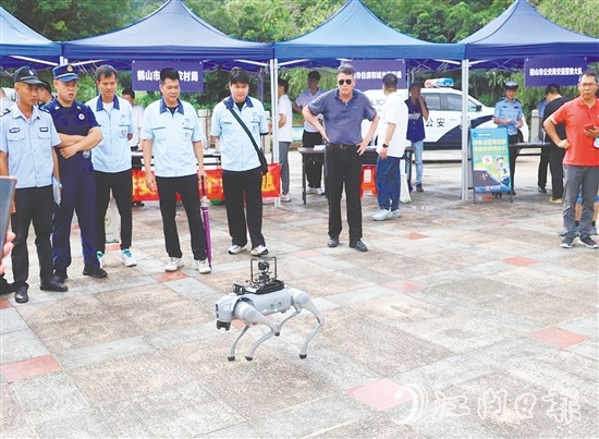 現(xiàn)場展示了先進應(yīng)急救援裝備。