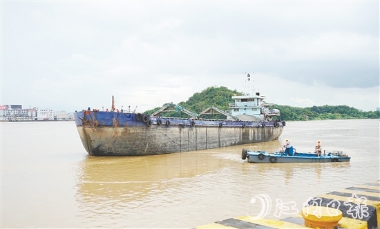 本次演練模擬船只水上遇險，救援隊開展救援工作。