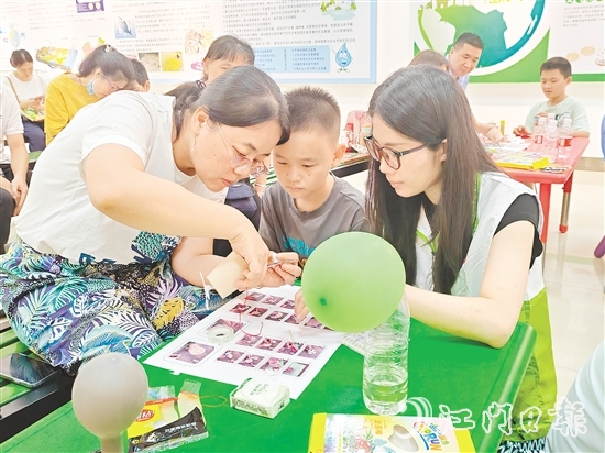 在志愿者講師的引導下，市民群眾通過小實驗了解綠色低碳相關(guān)知識。