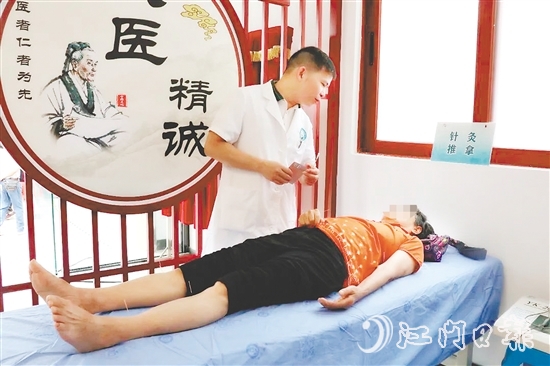 市民在鶴山市中醫(yī)院桂林社區(qū)中醫(yī)館接受治療。鶴山市中醫(yī)院桂林社區(qū)中醫(yī)館