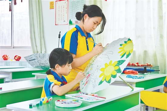桃源鎮(zhèn)桃源小學(xué)推進“勞動+美術(shù)”跨學(xué)科融合，開設(shè)繪傘特色勞動課程，讓學(xué)生在實踐中了解美、認識美和創(chuàng)造美。