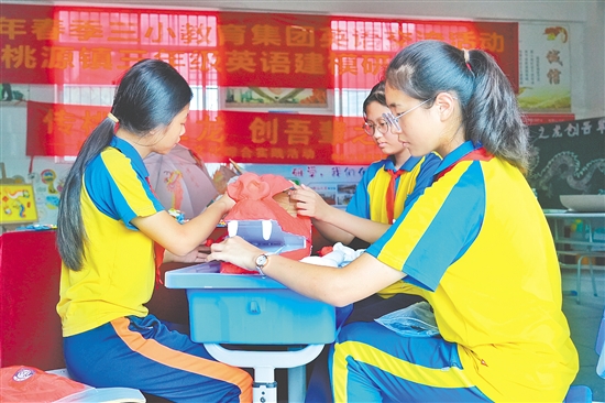 桃源鎮(zhèn)桃源小學(xué)學(xué)生利用黏土、紙板等多種材料，動手制作各類非遺“龍”主題手工藝品。