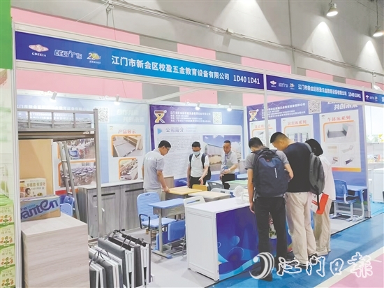 校盈五金研發(fā)的可升降課桌椅受到市場歡迎。