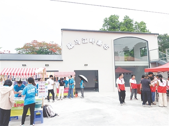 恩平歇馬學院聯(lián)合五邑大學團隊，將閑置樓房改造成歇馬江畔集市。