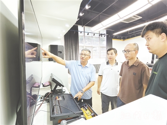 徐海（左一）與同事們交流產(chǎn)品設(shè)計(jì)。