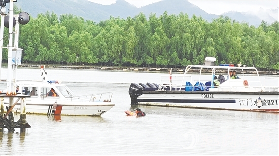 演練中，恩平就近組織力量開(kāi)展救援行動(dòng)。