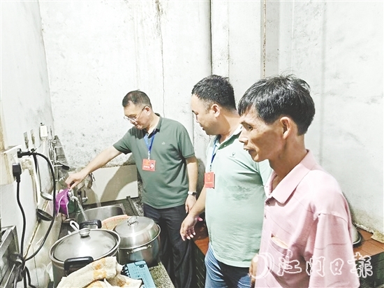 良西鎮(zhèn)人大代表到村民家中了解情況，查看已經(jīng)安裝好的自來水。