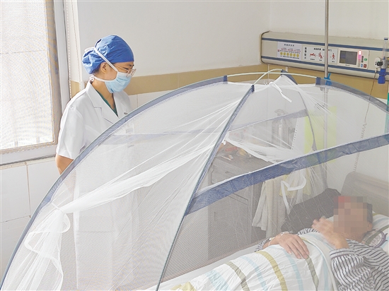 醫(yī)生詢問登革熱患者身體情況。