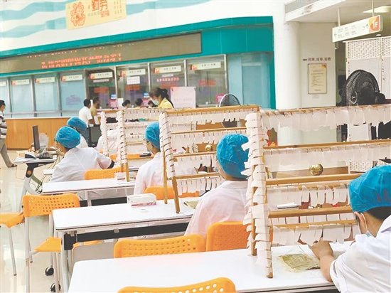 三伏貼受到市民青睞。