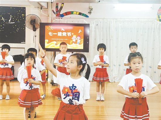 恩平市江洲幼兒園的孩子們唱出對祖國的深情祝福。 恩平市江洲幼兒園的孩子們唱出對祖國的深情祝福。