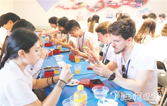 交流團(tuán)體驗(yàn)“鎮(zhèn)濠泥雞制作技藝”。