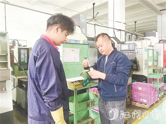 華藝衛(wèi)浴通過建立勞模創(chuàng)新工作室，將勞模精神轉(zhuǎn)化為具體的人才培養(yǎng)機(jī)制。