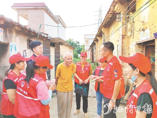 人大代表和紅豐村“愛心服務(wù)隊”進村入戶傾聽民生訴求。