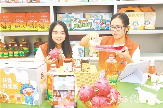 仲愷農業(yè)工程學院學生在直播間推介龍勝特色農產品。