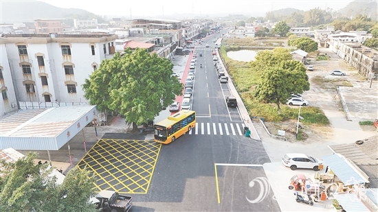 金雞鎮(zhèn)開(kāi)展銀龍路升級(jí)改造工程，基礎(chǔ)設(shè)施不斷提檔升級(jí)。