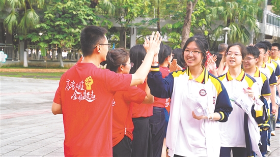 考生們意氣風(fēng)發(fā)地前往考場(chǎng)。