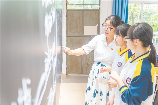 一下課，同學(xué)們就向老師請(qǐng)教。