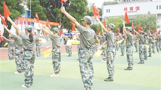 國(guó)防班學(xué)生進(jìn)行訓(xùn)練。