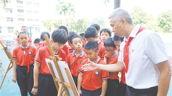 師生們閱讀“邑地烽火——紀(jì)念抗戰(zhàn)勝利70周年特別報(bào)道”系列文章。