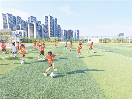 足球小將在綠茵場(chǎng)上奮力奔跑。