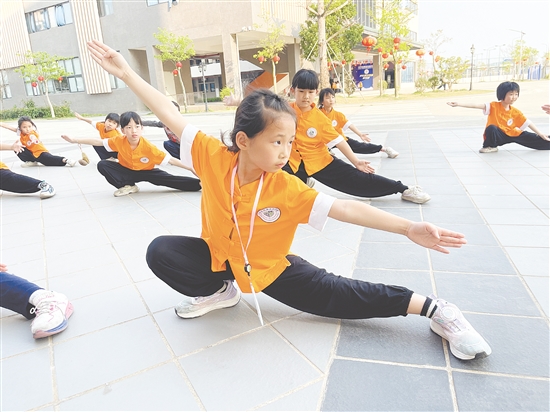 在武術(shù)隊(duì)訓(xùn)練場(chǎng)，少年們目光如炬，馬步扎實(shí)，出拳帶風(fēng)。