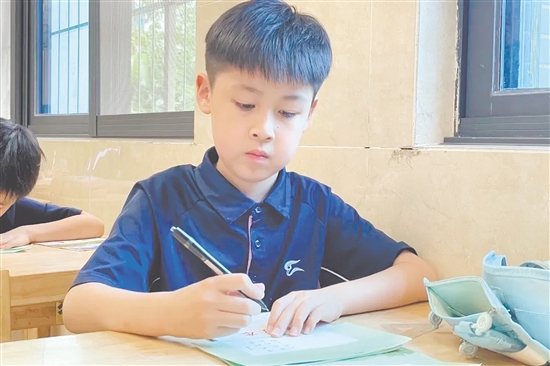 學(xué)生參加規(guī)范漢字書(shū)寫活動(dòng)。