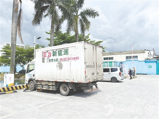 充電站位置優(yōu)越，吸引了很多過路車輛進(jìn)場充電。