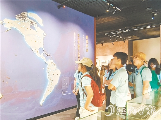 營(yíng)員們參觀臺(tái)山市華僑文化博物館，了解僑鄉(xiāng)歷史文化。