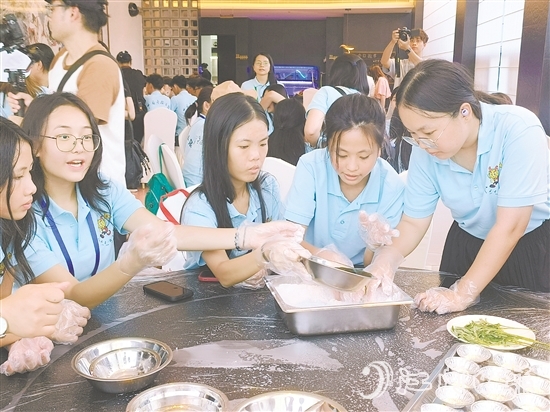 營(yíng)員們制作艾糍美食，感受僑鄉(xiāng)民俗風(fēng)情。