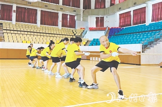 職工在賽場上感受團(tuán)隊協(xié)作帶來的樂趣。