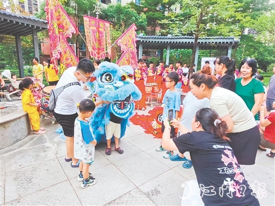 非遺在社區(qū)土壤中煥發(fā)新彩，悄然增強(qiáng)市民對(duì)文化根脈的認(rèn)同感與熱愛(ài)之情。
