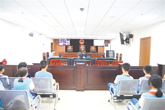 學生旁聽“幫信罪”案件庭審。