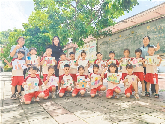 小朋友們用畫(huà)筆描繪出對(duì)小學(xué)生活的期待。