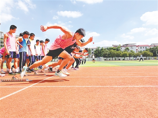 體育班學(xué)生在進(jìn)行專業(yè)訓(xùn)練。