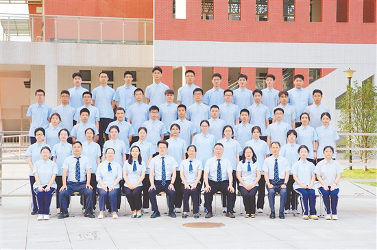 “王炸班級(jí)”高三（3）班合影。