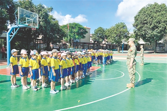 各班學(xué)生齊心協(xié)力、步伐堅(jiān)定、口號(hào)響亮，以滿腔熱情展示訓(xùn)練成果。