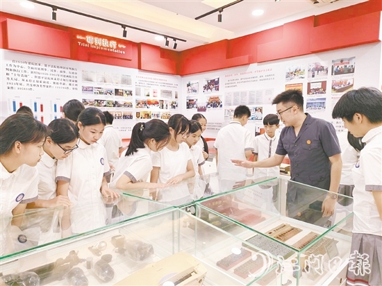 學(xué)生們參觀恩平市人民法院院史室。