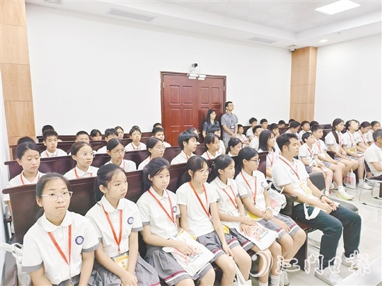 學(xué)生們認(rèn)真旁聽(tīng)庭審。