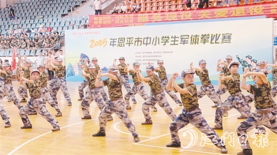 各參賽隊伍身著統(tǒng)一服裝，列隊整齊，口號響亮，一招一式剛勁有力。