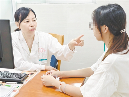 學生群體在暑假走進“變美”診室。醫(yī)生提醒，做有必要的美容手術，沒有必要的美容手術一定不要做。