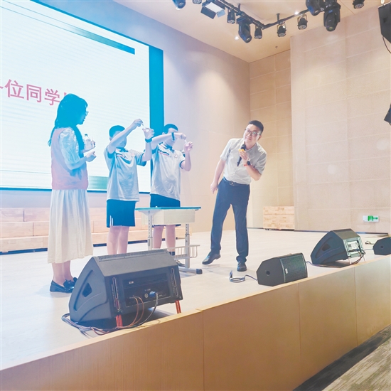 醫(yī)護(hù)人員與學(xué)生在臺(tái)上互動(dòng)。
