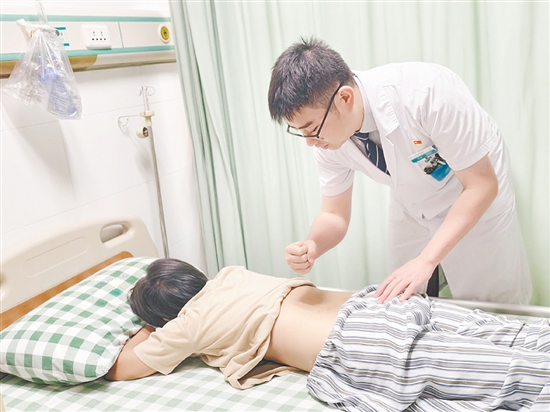 醫(yī)生對患者進行檢查。