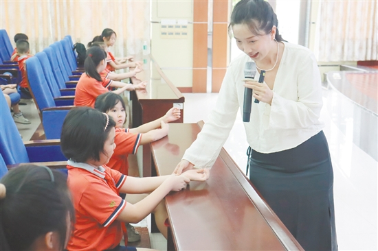 老師向?qū)W生講述中醫(yī)藥知識。