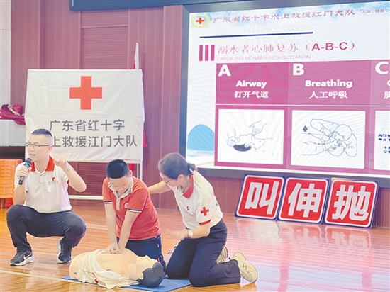 學(xué)生在工作人員指導(dǎo)下進(jìn)行模擬急救。