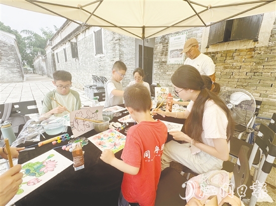 市民、游客參加世遺保護(hù)研學(xué)工作坊，感受非遺魅力。