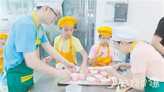 在專業(yè)培訓(xùn)導(dǎo)師的指導(dǎo)下，家長和孩子一同學(xué)習(xí)紙杯蛋糕的制作工藝。