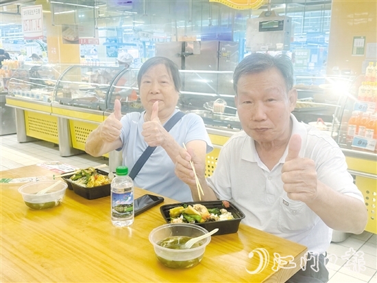 啟用當(dāng)天，大潤發(fā)超市“小開社區(qū)飯?zhí)谩蔽瞬簧匍L者前來參加試吃活動。