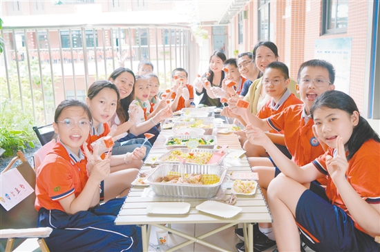 學(xué)生與校長共進(jìn)午餐。