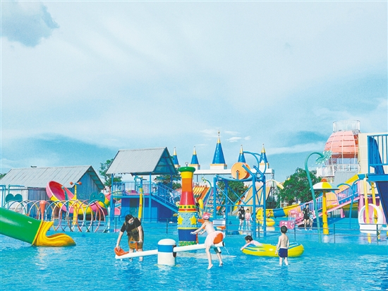 水上樂園受親子家庭歡迎。