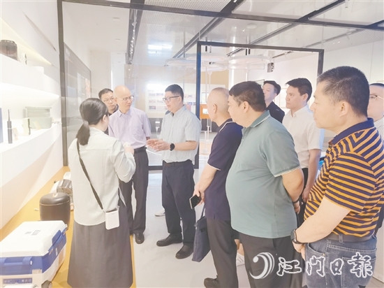 4月，新會(huì)區(qū)政協(xié)經(jīng)濟(jì)和資源環(huán)境委員會(huì)赴順德廣東工業(yè)設(shè)計(jì)城開(kāi)展生產(chǎn)性服務(wù)業(yè)專(zhuān)題調(diào)研。